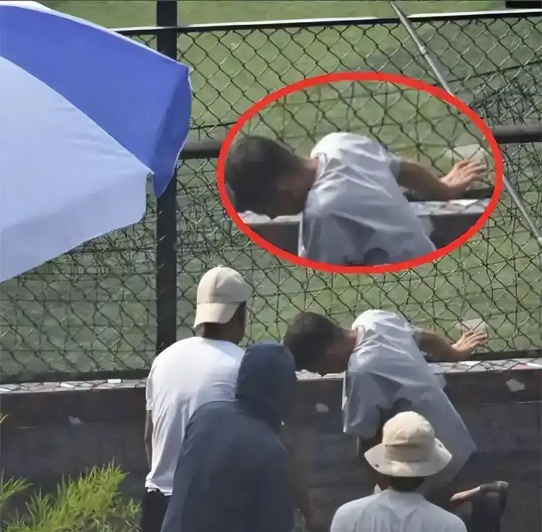 腰断也要演，观众哭成海
 
演出结束那刻，他腰直不起来，被两人架着鞠躬，掌声却像