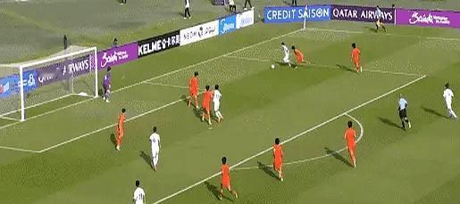 零封澳洲那回，吾米提江像门神前的最后一堵墙，头一甩就把澳洲的高球顶飞，李昊连汗都