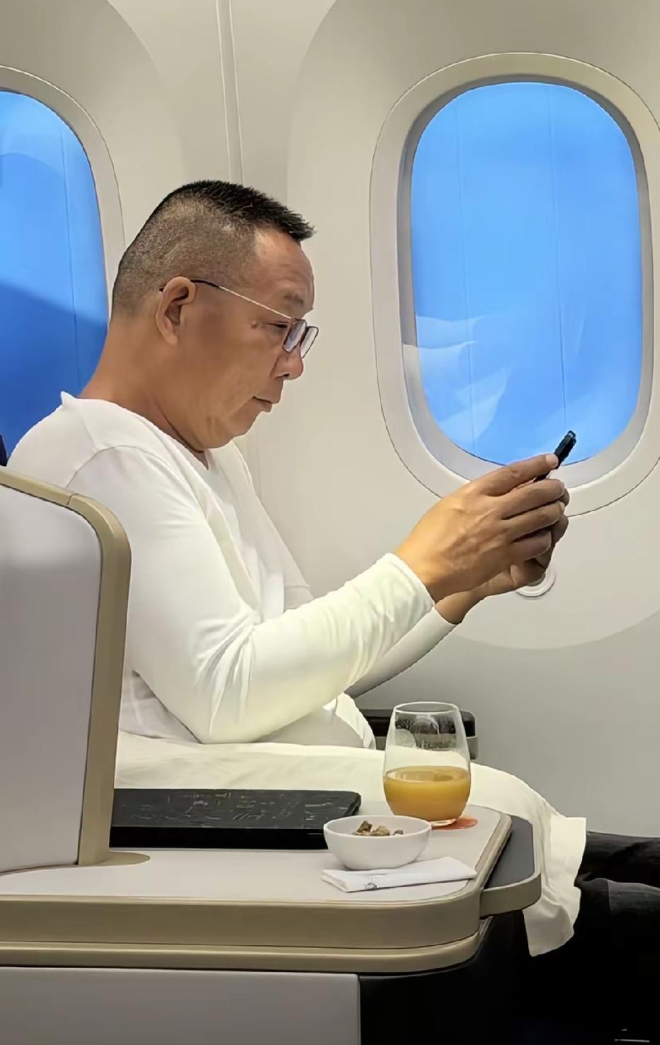于东来又上热搜了。这回，不是因为他那超市又排队排到爆，而是因为人家说走就走，坐飞