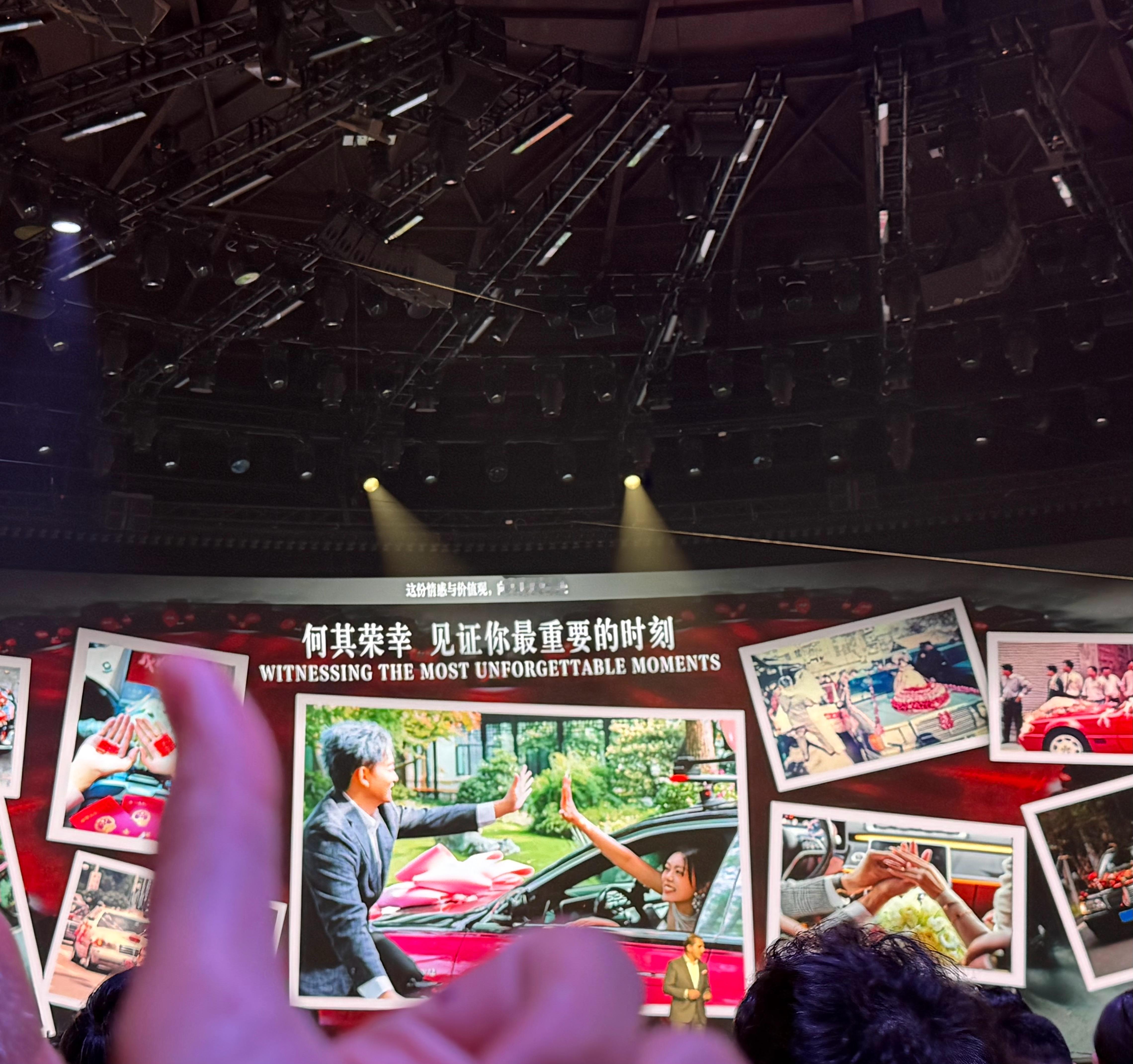 奔驰总裁问 现场有朋友结婚时用的是奔驰做婚车吗他用中文说： 何其荣幸 见证你的重