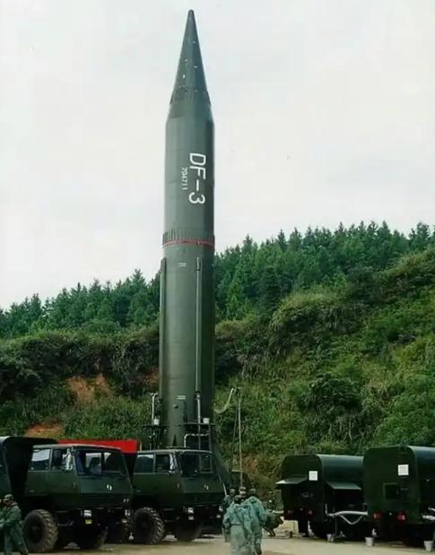 1987年，4架以色列F-15突袭沙特沙漠深处的中国导弹基地，即将投弹前，塔台喊