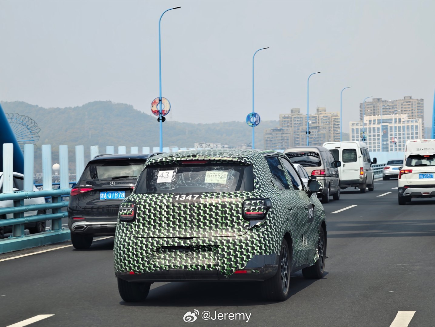 今天在四桥上偶遇零跑A10 伪装测试车，这车快上市了吧？