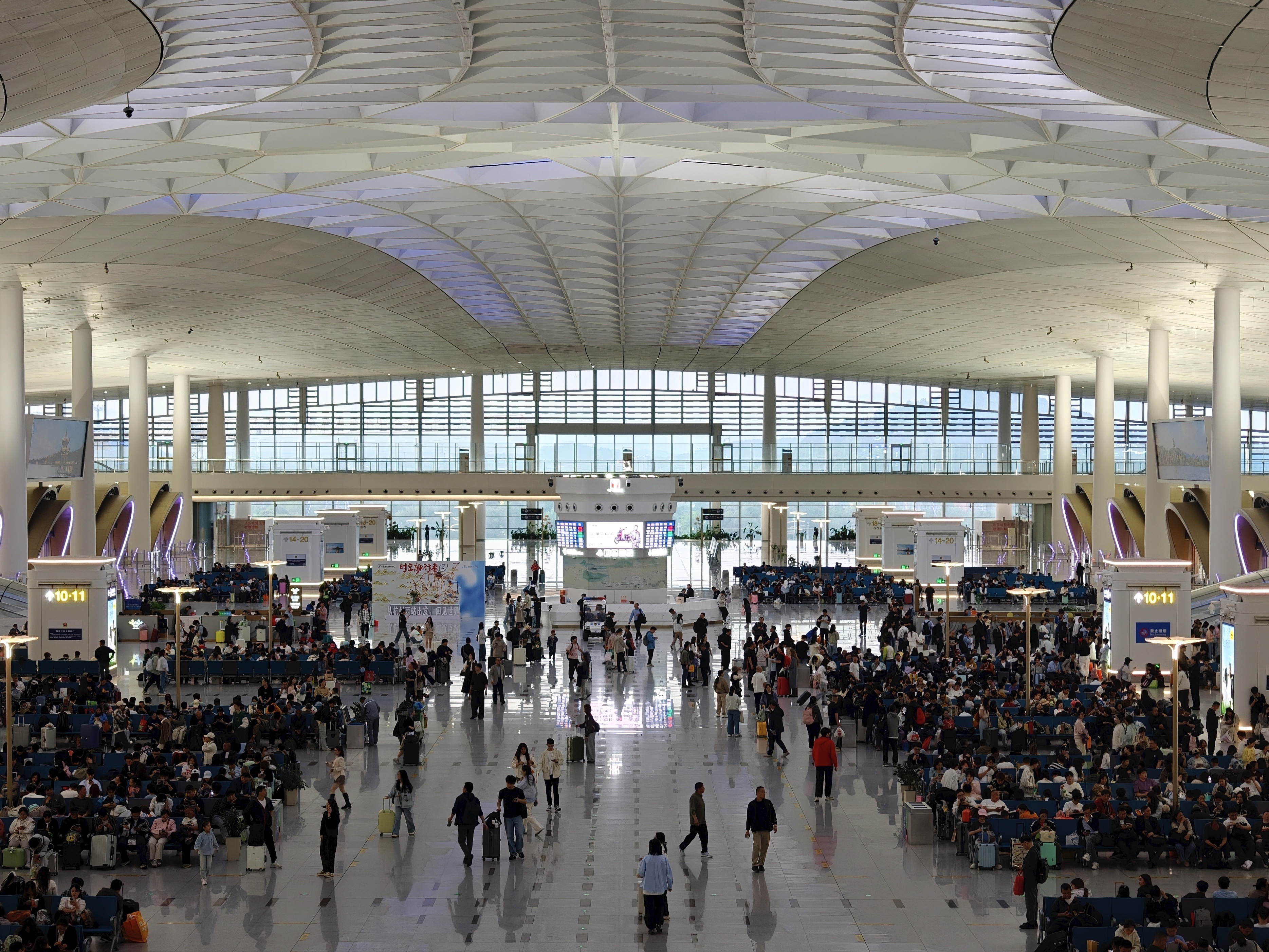 下午朋友给我发来一条新闻:昨日，杭州西站共计开行列车315趟，发送旅客10513