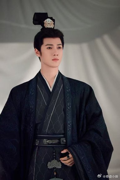 李昀锐新剧满级大佬装萌新 谦谦君子脸，藏着纵横天下的野心。李昀锐把宇文良时的隐忍