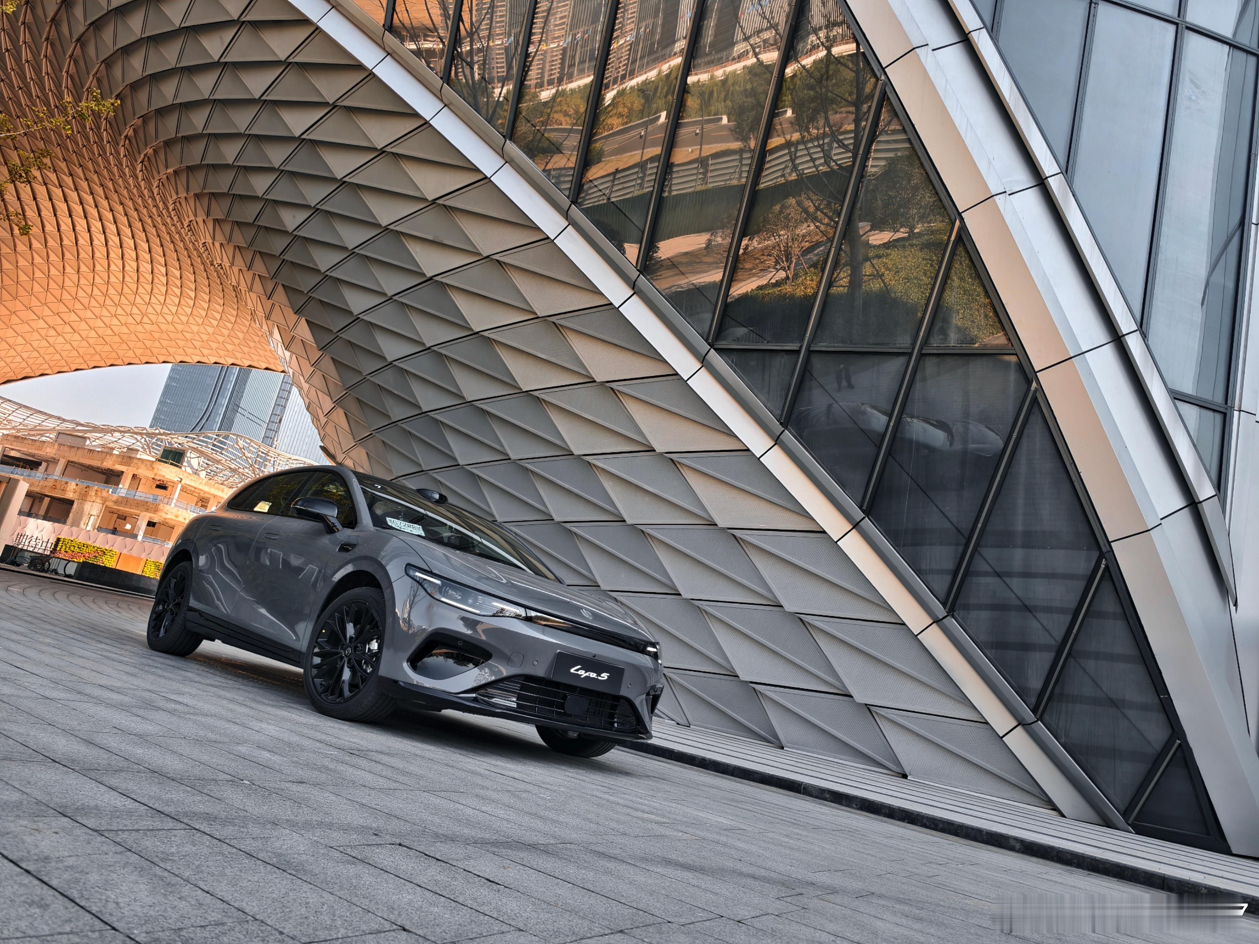 零跑Lafa5 马上就要上市啦，分享一组试驾时候拍的炫酷照片Lafa 5这颜值真