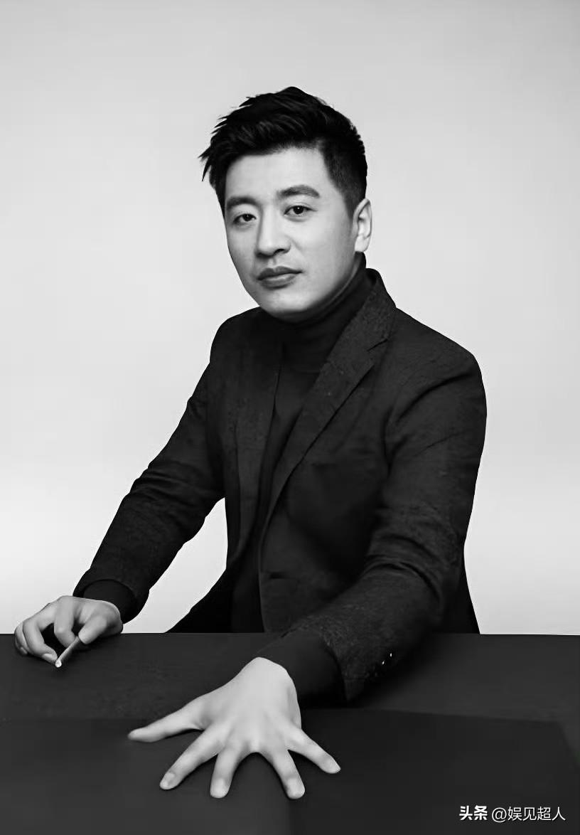 看到张雪峰账号头像全变成黑白，消息属实，心里真不是滋味。他这辈子活得太拼了，不讲