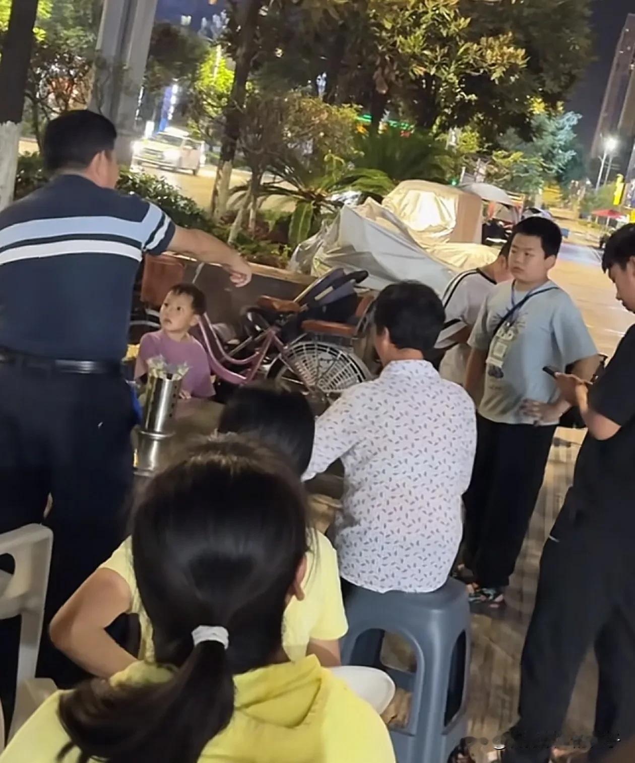 真是欺负人，连小孩钱都赖！贵州街头3个小朋友在卖冰棍，然后旁边吃烧烤的大人说要买