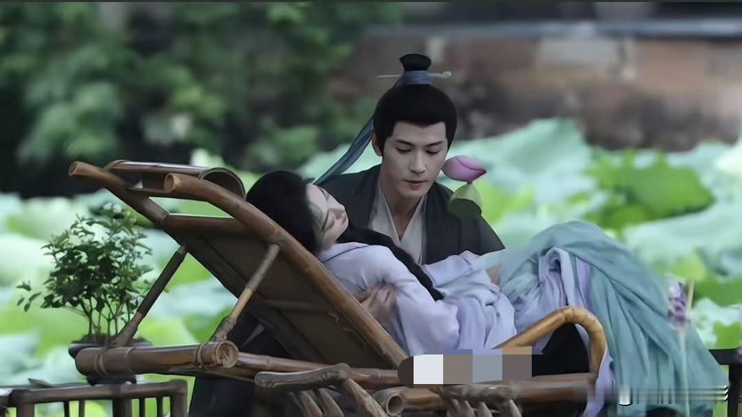 徐正溪、赵今麦在《一念江南》饰演养父女，让人感慨他已然走到演父辈角色的阶段。大众