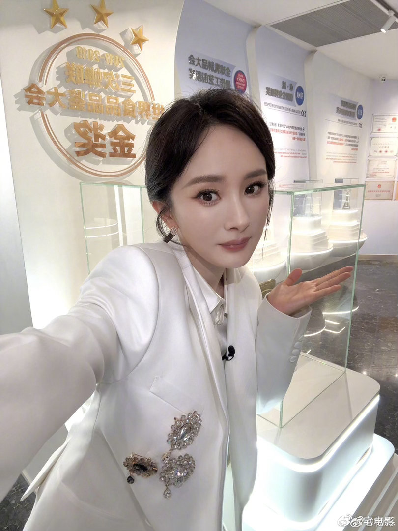 杨幂入围百花奖最佳女配角百花奖入围名单恭喜杨幂双角色登上百花奖入围名单，两个截然