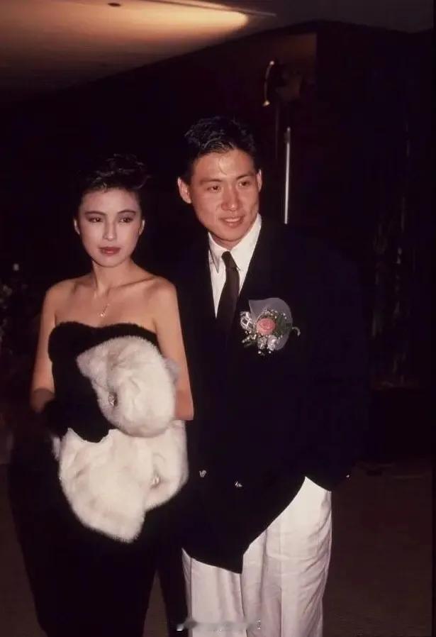 张学友身体不适取消演唱会

张学友为了还妻子罗美薇炒股亏空，频繁开演唱会，身体不