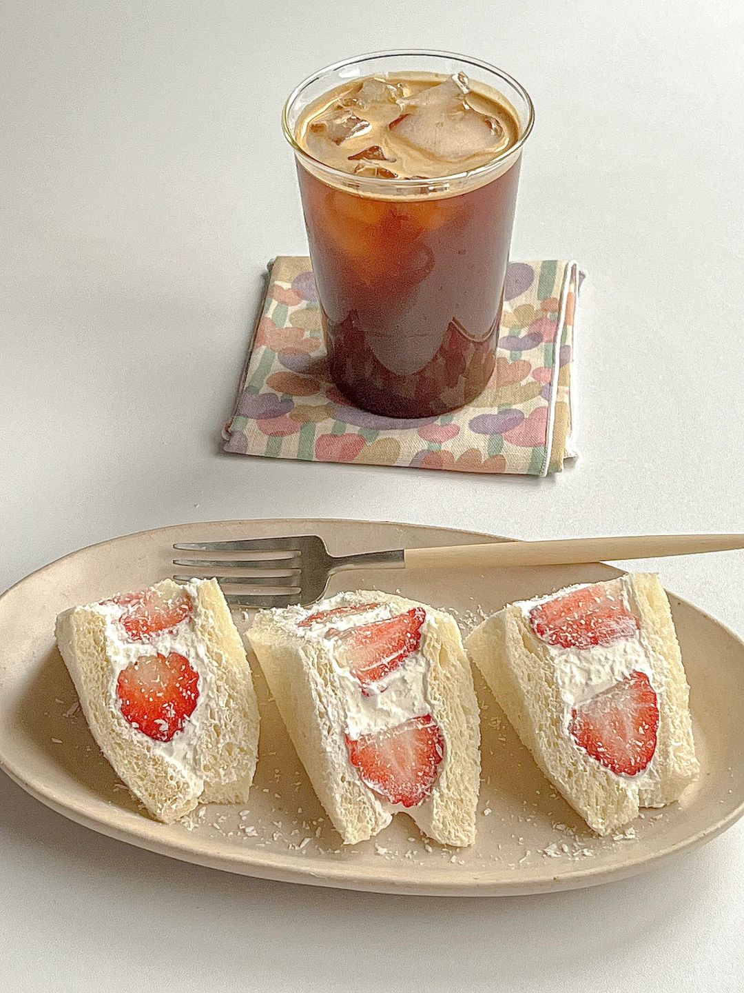 快手早餐｜草莓奶油三明治🥪冰美式🧊