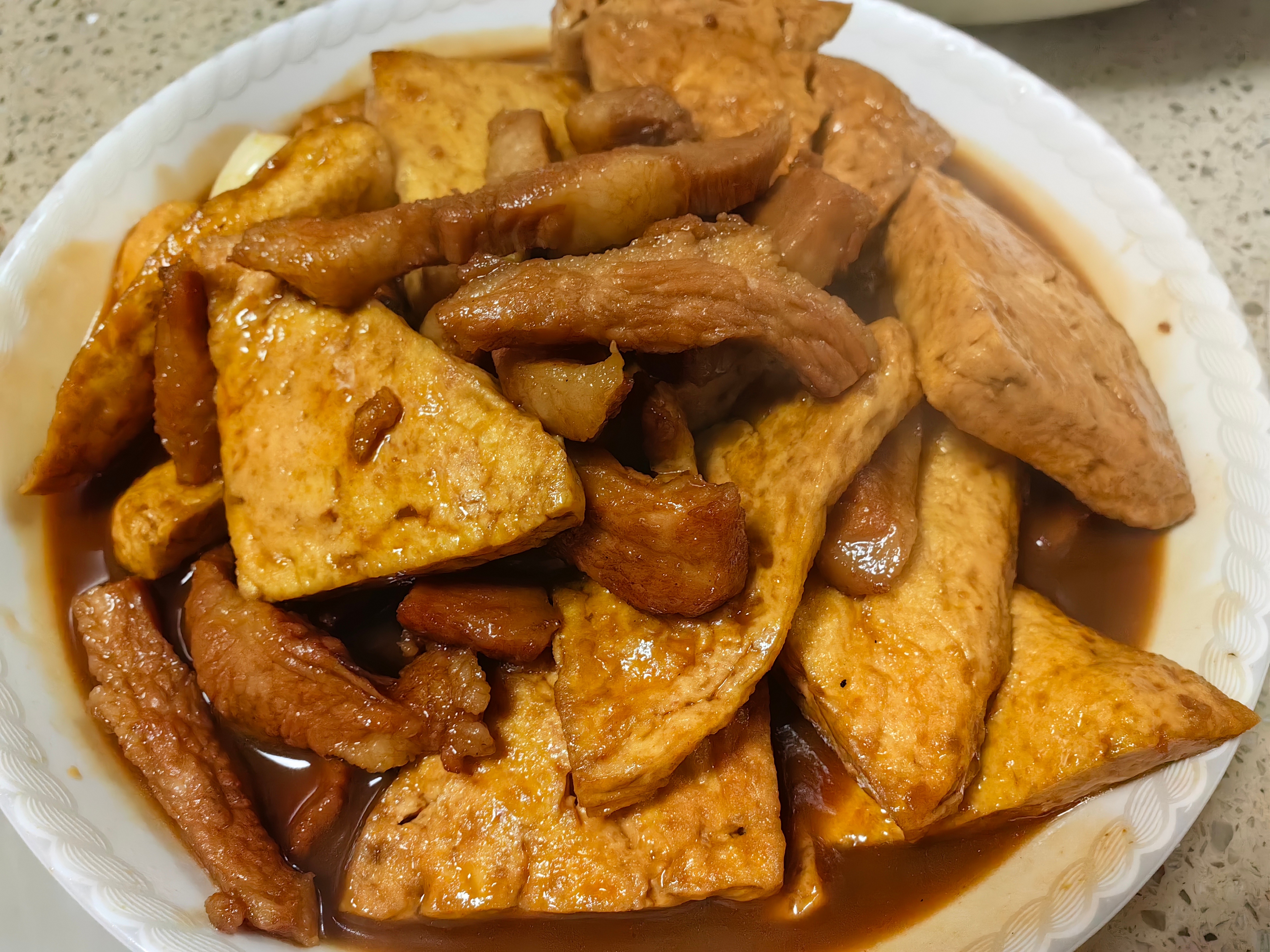 家常菜[超话] 三点蟹，炒卷心菜，梅花肉豆干，红烧杂鱼。炒莴笋。 ​​​