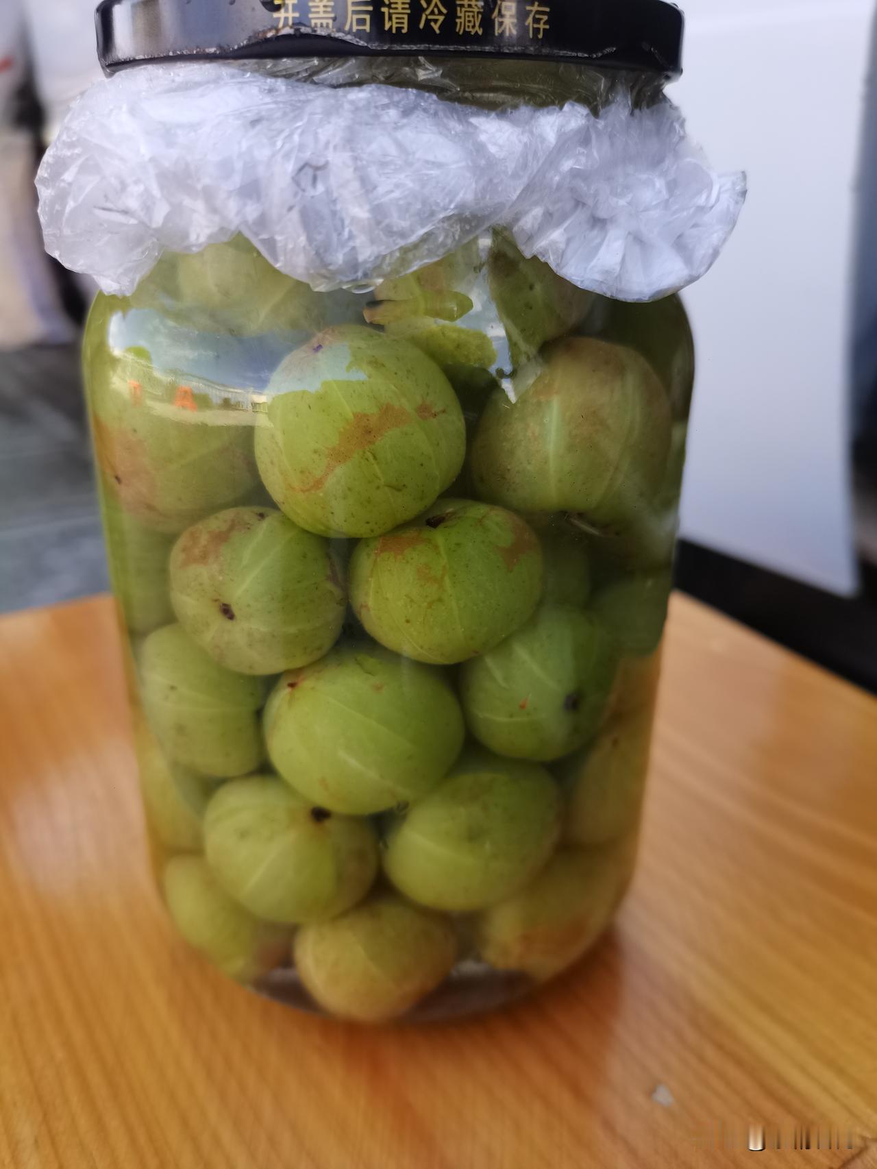 分享一下泡橄榄方法：
首选将橄榄冲净装瓶，倒凉白开加勺盐晃匀，泡一周入味，吃着还