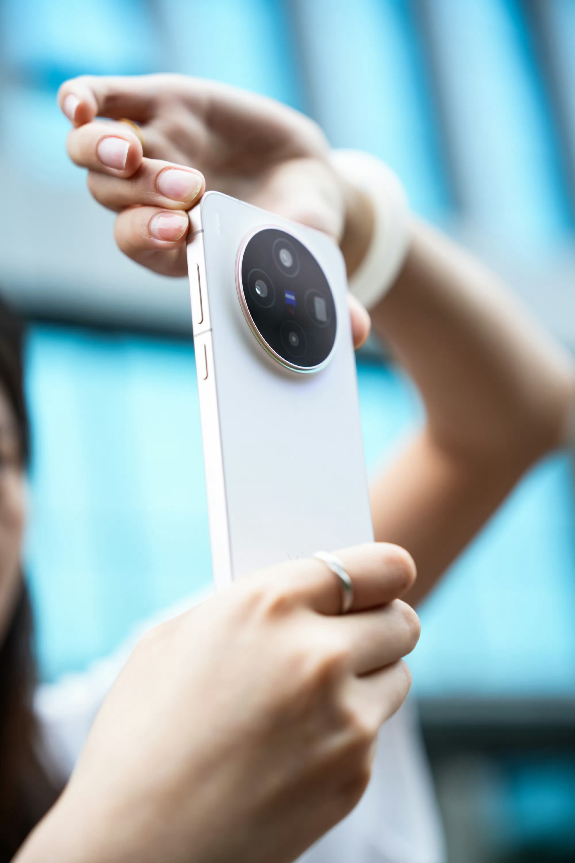 具体看自己需求吧，iPhone 17系列之前，我觉得肯定是老Pro更香一些，因为