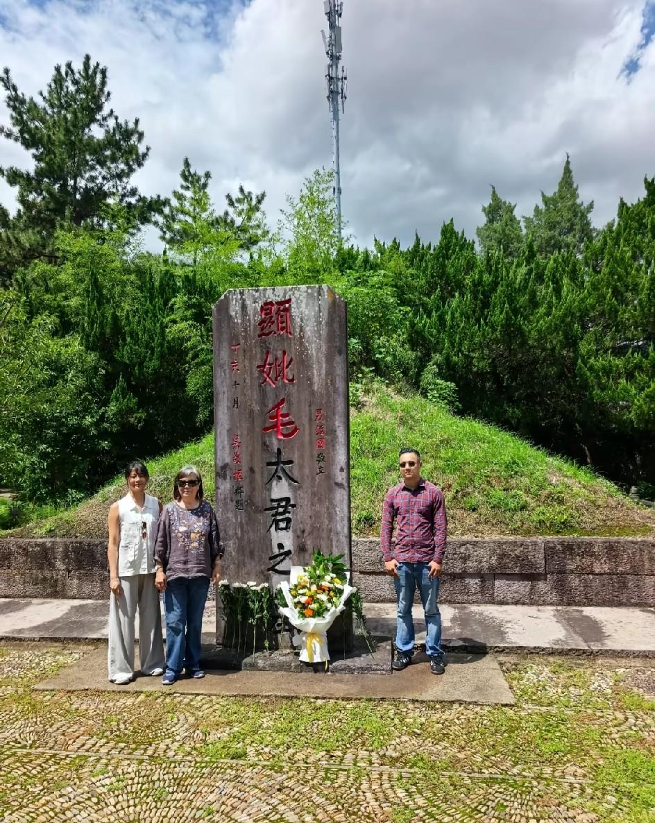 蒋家第四代回乡祭祖，

从历史包袱到现实选择，

海峡两岸的家谱还能续写吗。
