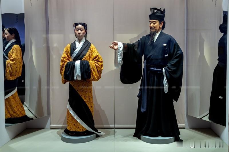 明代服饰和现代时尚关联可深了。就说明朝官服，它色彩运用、剪裁设计、细节装饰都有独