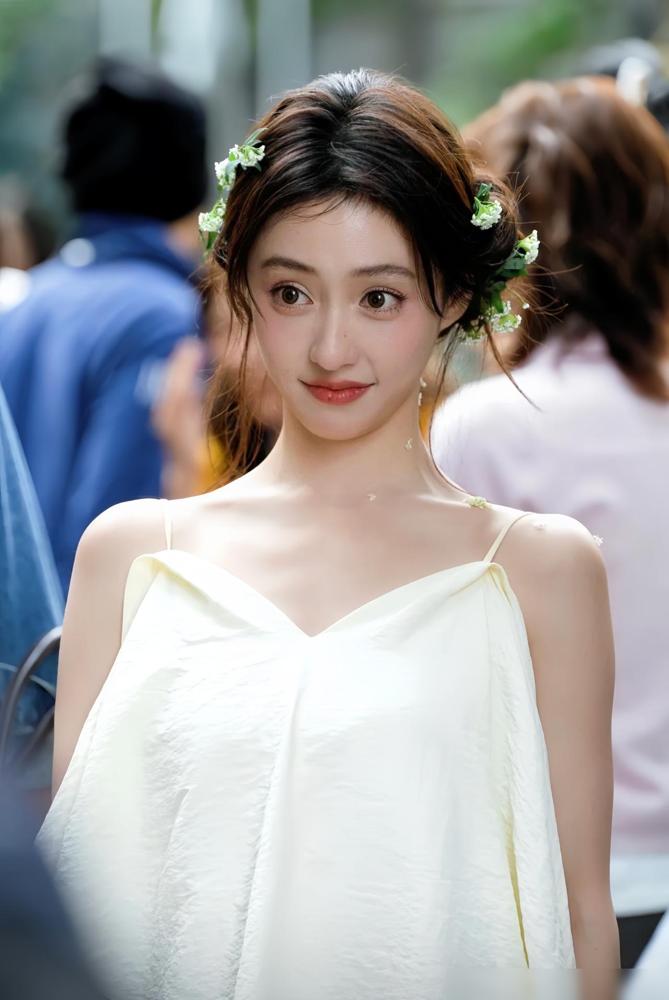 00后小花3个月粉丝翻3倍，碾压所有同期对手，居然没炒过一句绯闻！
你去翻她的