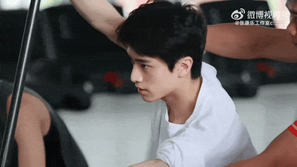 张康乐这次势必要上桌了这个脸可以直接打包去鲜藕，谁说现代剧没有港仔帅造型，请看图