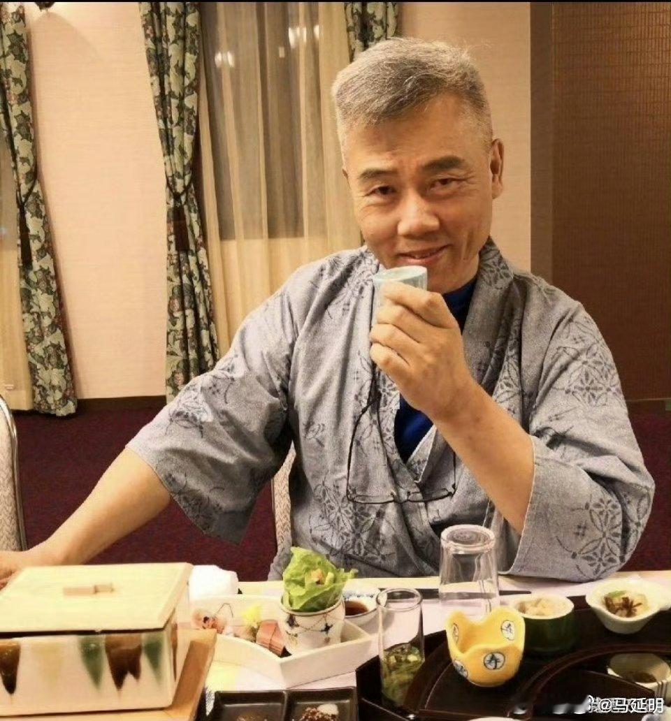 网红“学者”，都是独立鳌头的精英。他们的嘴都开了光，可老百姓的情绪不是水龙头，能