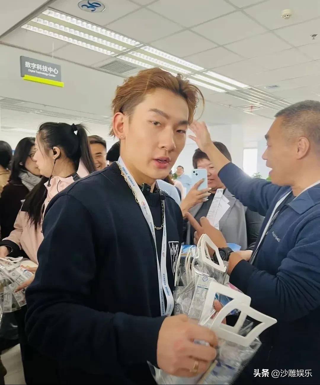 苏翊鸣，现身内蒙古！


3月10日，苏翊鸣闪现内蒙古呼和浩特参加活动，直接被热