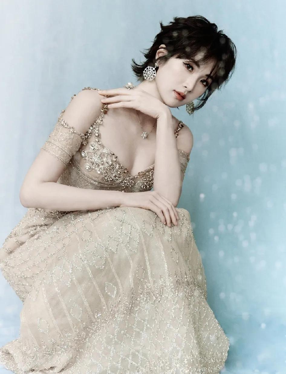 网友说：“姚安娜有今天，都是自己父亲卖手机和汽车才换来的，所以她很懂事，进内娱努