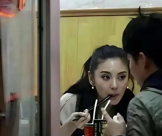 这个时期得张雨绮也太美了，五官好精致，而且还没有美颜。 