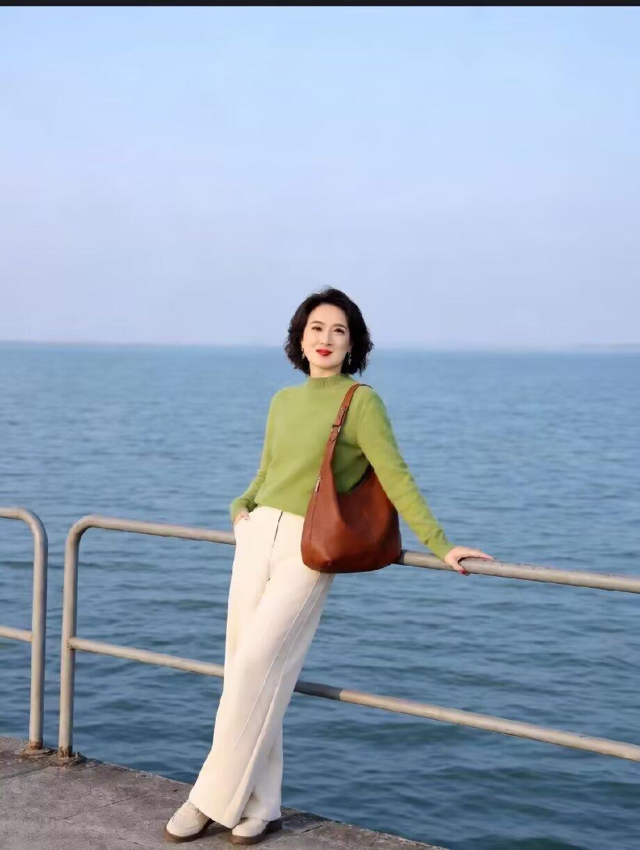 我们活在时间的褶皱里， 以为很长，其实很短； 以为很短， 其实已经足够用来爱一个