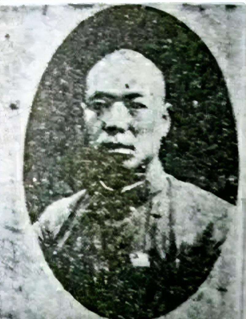 王子庆，幼从名师刘春海先生习艺，尽得其技，精擅少林拳，尤精摔角，任职中央国术馆。