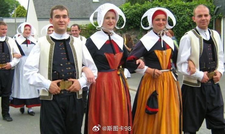 你认为穿着这些世界各国传统服饰会伤害中华民族感情？肯定不会了，穿着这些国家服饰走