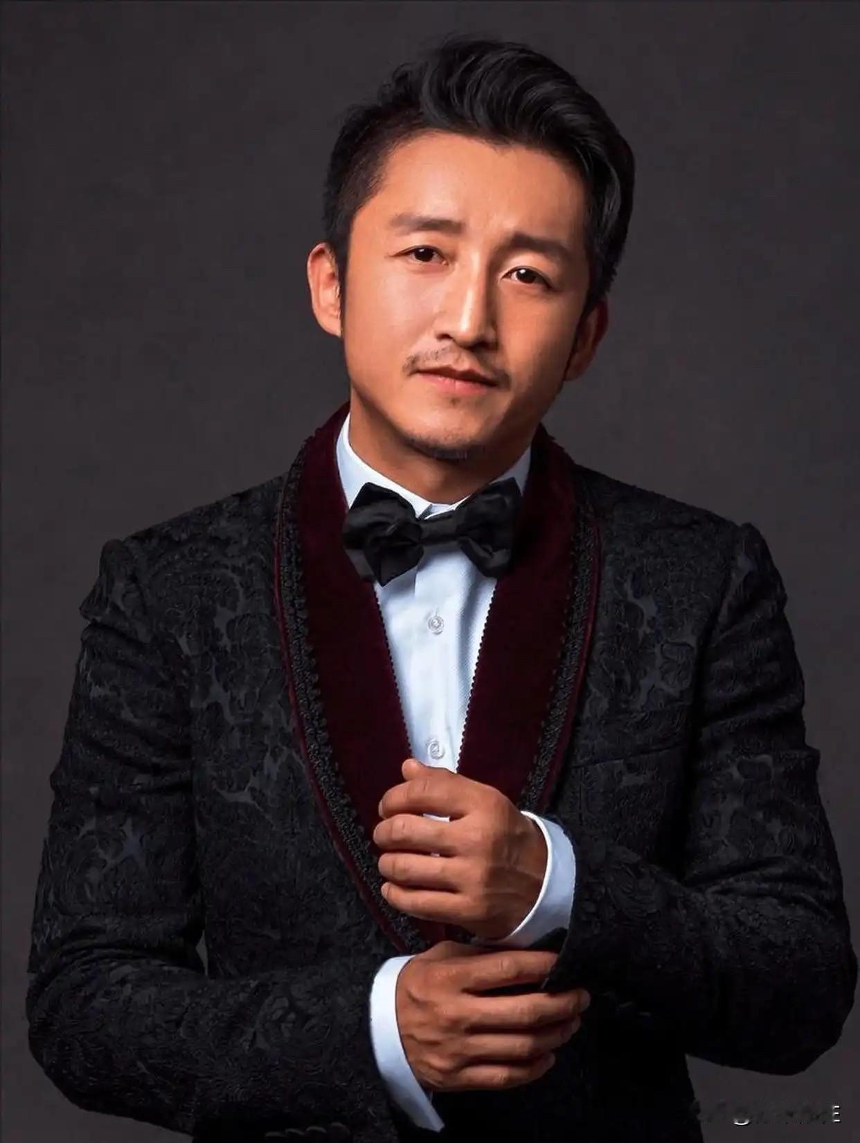 奥运冠军邹市明退役后，本想安享财富，却在妻子冉莹颖的鼓励下跨界创业。

他斥资打