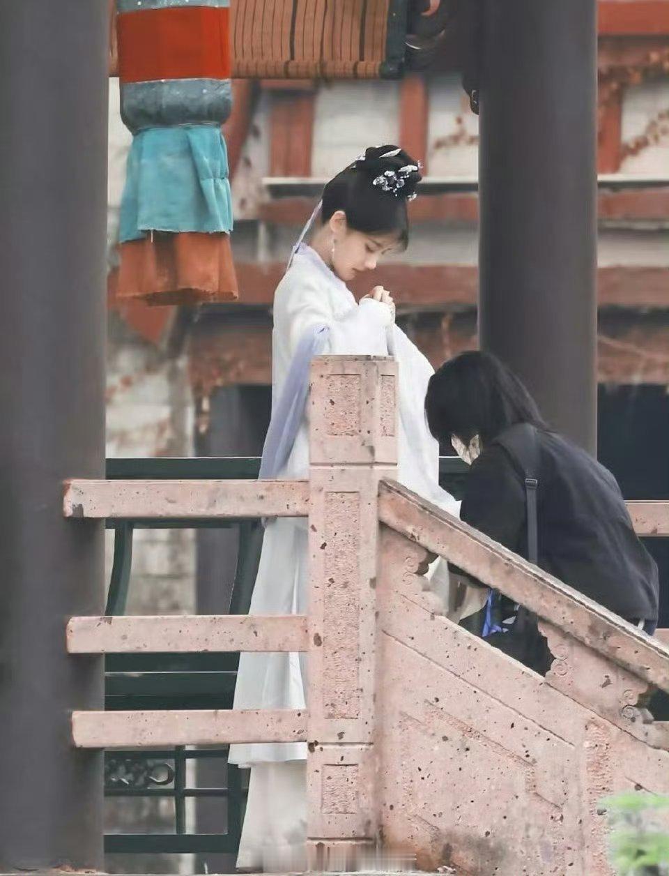 李一桐上能演古偶甜美 下能演现代剧恶女 演技好长相好一心拍戏的演员了[兔子][兔