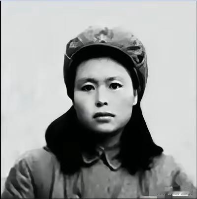 1945年，被敌人扔进军犬场的姑娘，面对5条饿了几天的狼狗的疯狂撕咬，她竟主动伸