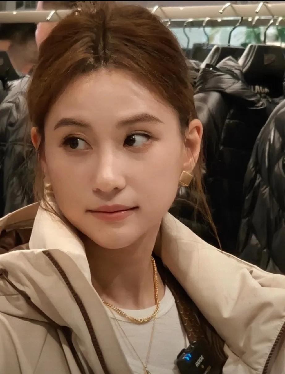 ㇏何超莲豪门梦碎？窦骁8000万身家引热议
赌王千金何超莲感情受挫，门当户对成难