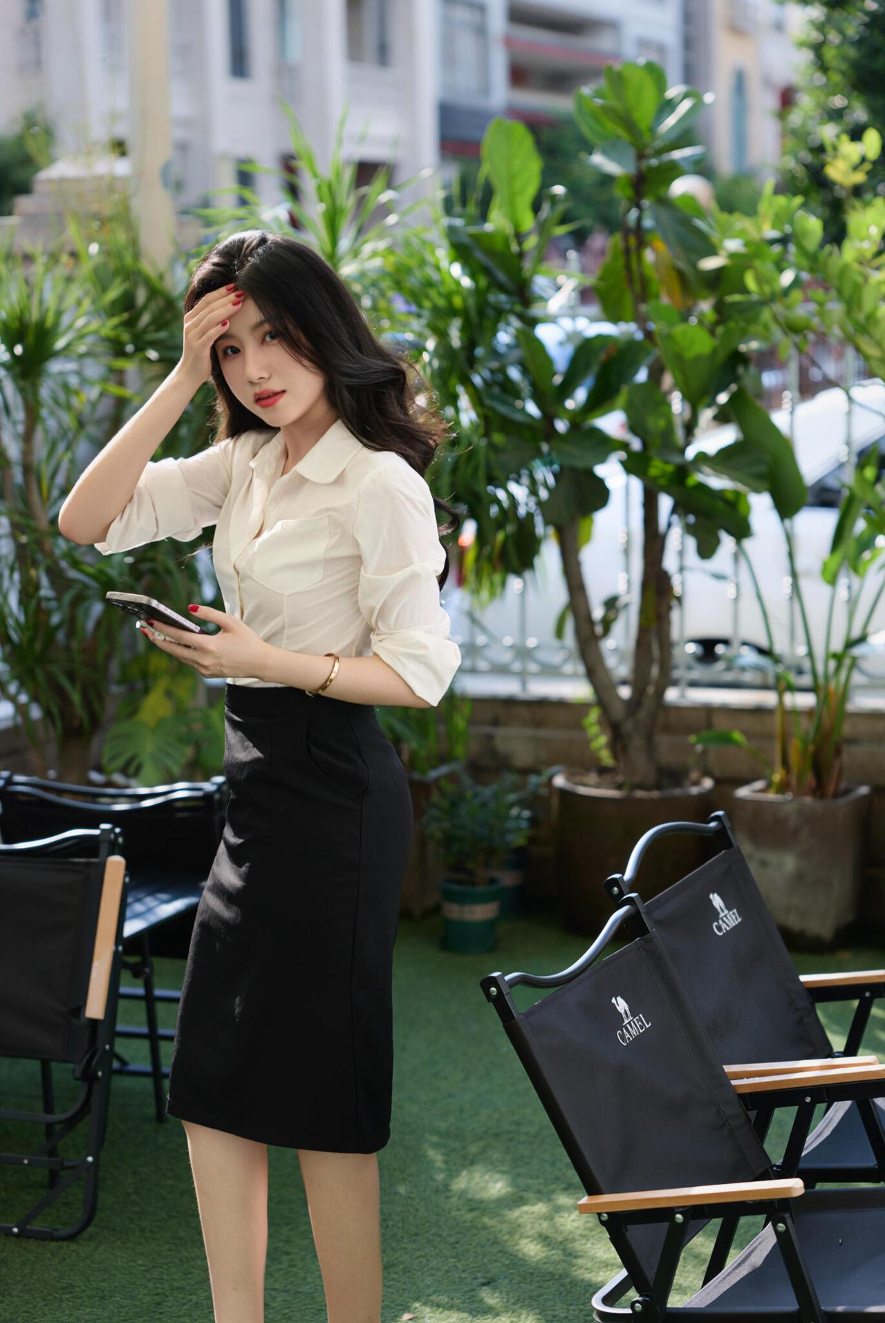 下雨天，我总把伞一个劲往他那边偏，半边肩膀淋得透湿，也只想着别让他沾一点雨星子。