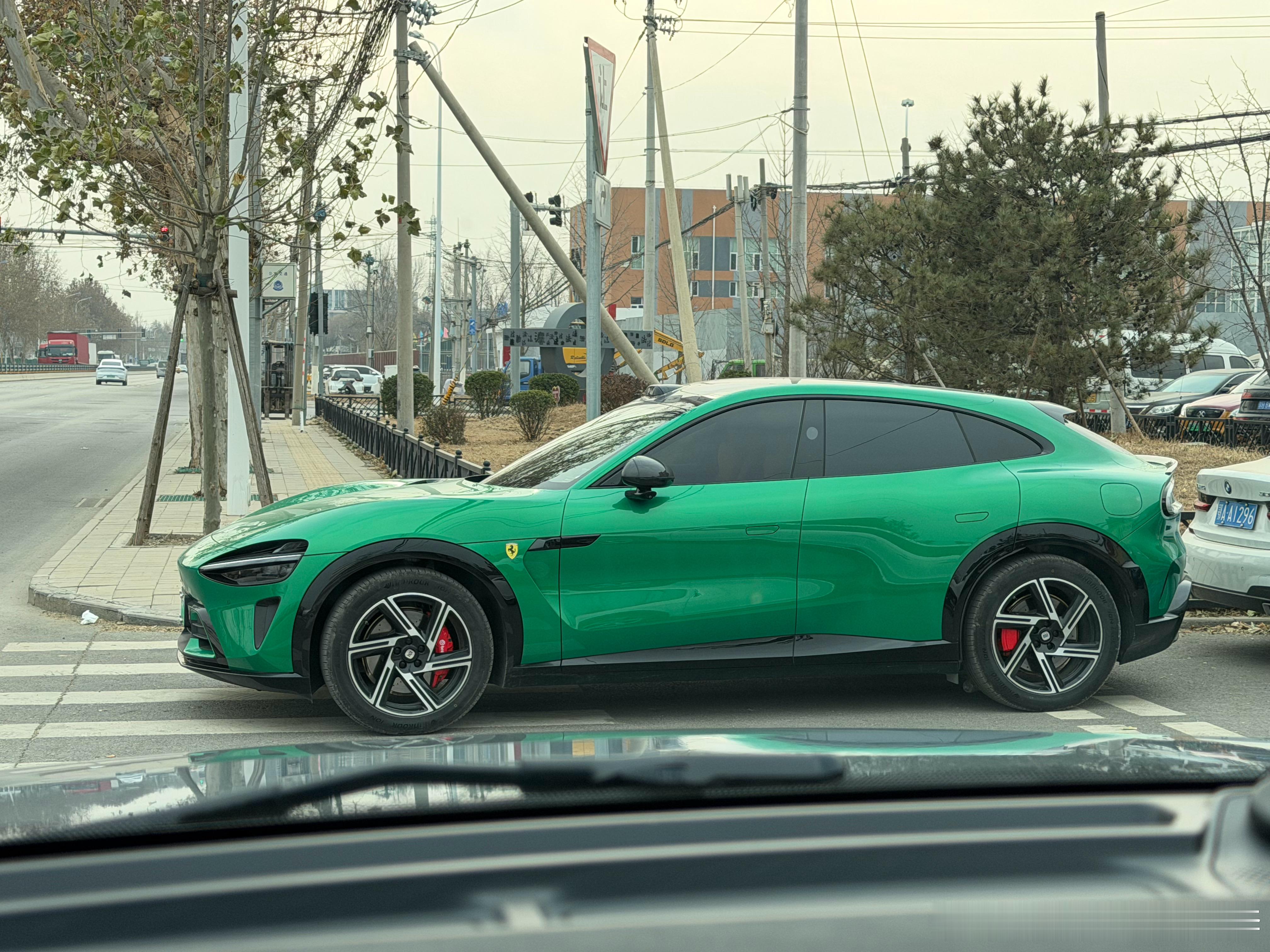 这位车主你一时让我恍惚了这标贴上一点违和感都没有呢 法拉利purosangue 