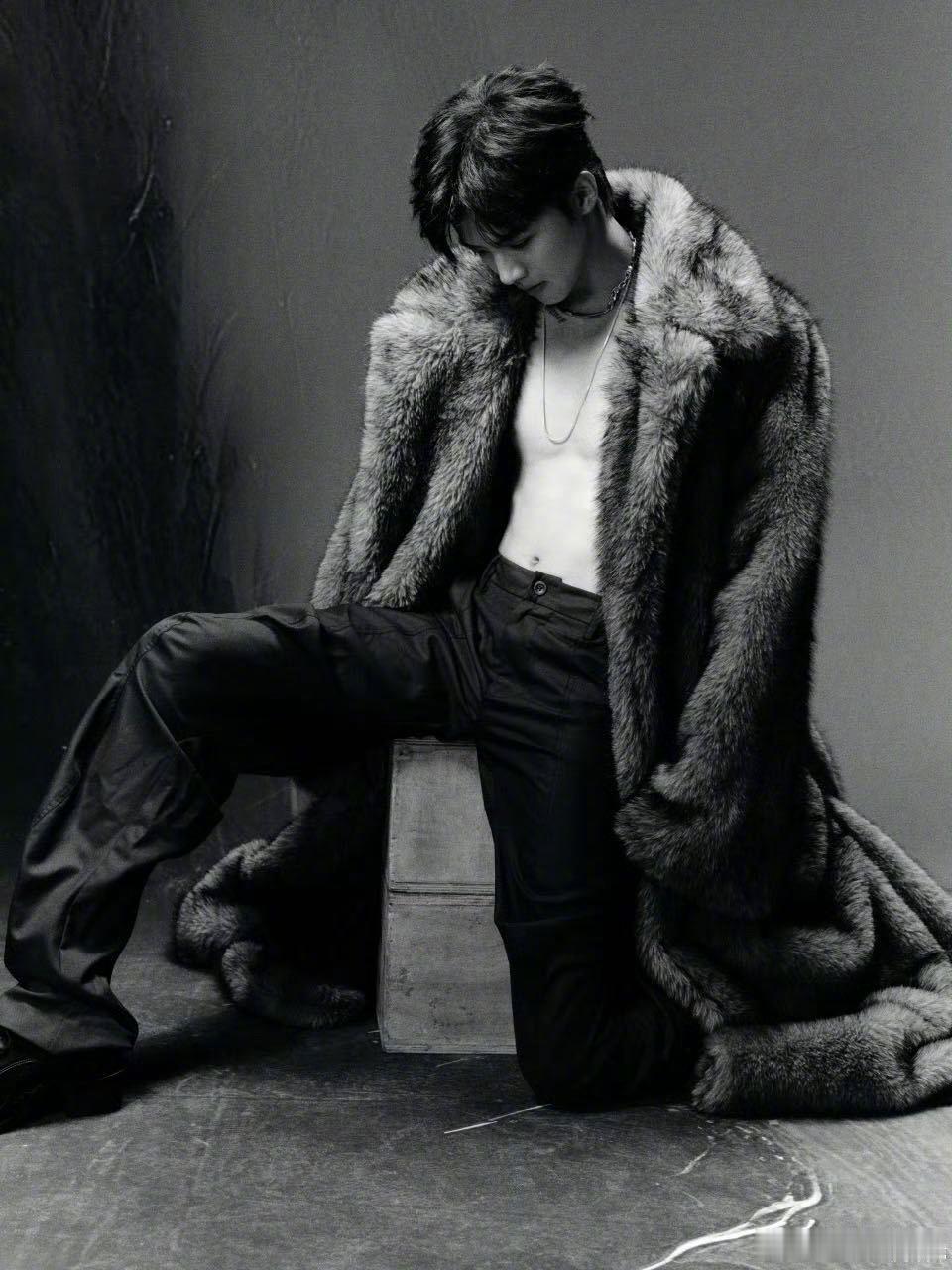 周峻纬新歌狂人日记 真的太期待的新专辑了！居然自己开始写上了rap！mv小片拳手