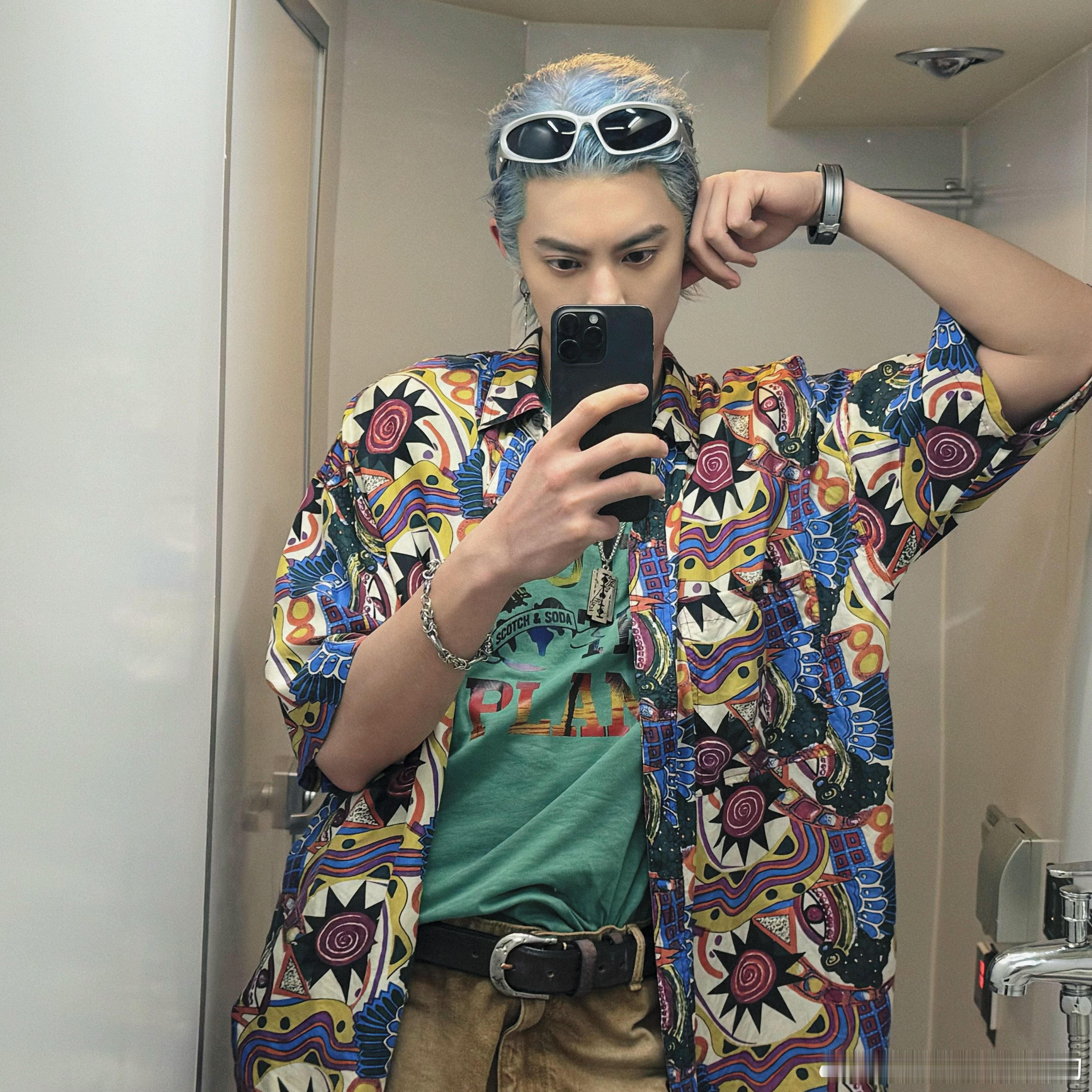 《星河入梦》里的王鹤棣变身合集但是怎么没发服务员那套泡泡袖啊！！春节档马上有戏