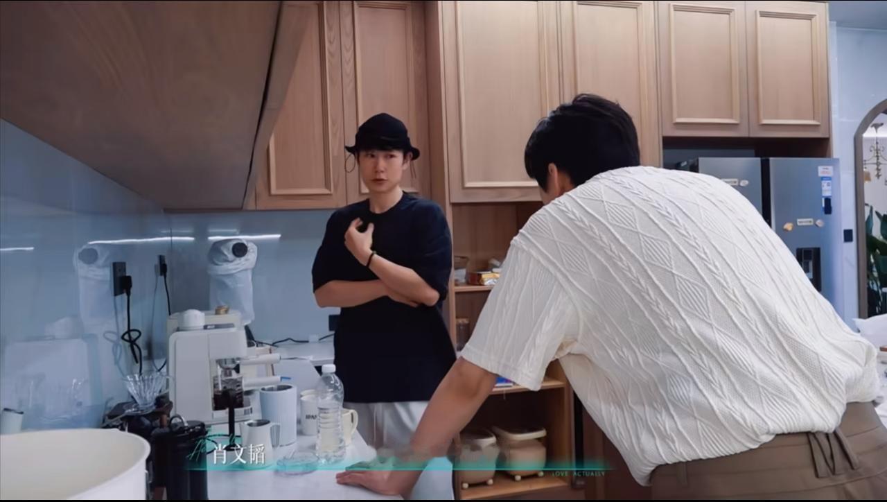 《半熟恋人》里，周佑凌真是“话多”人设不倒，逢人便蛐蛐柳柳。
一大早他就拉着肖文