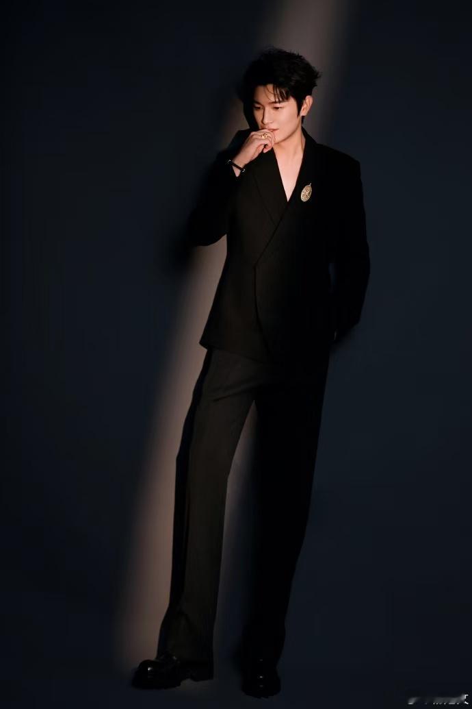 杨旭文开窍了杨旭文深V黑西装浴袍靠床边，这次是真不把我们当外人！哈喇子流了二里地