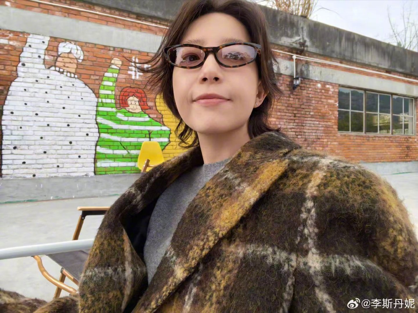 李斯丹妮到底怎么了李斯丹妮到底怎么了？深夜这三条微博看起来像是有瓜的样子！！ 