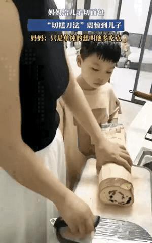 母亲把买来的长形面包放到菜板上，问他吃多少，把刀具放到了面包的后端，儿子说“不”