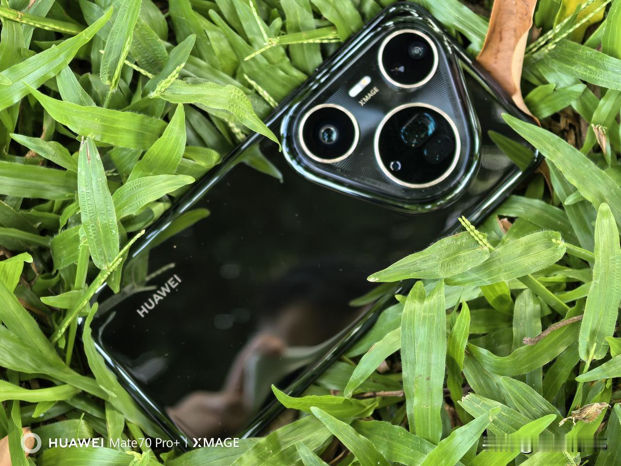 果子用户不承认返回键是反人类设计，最后还露出了不配充电头的理由，之前买的手机有配