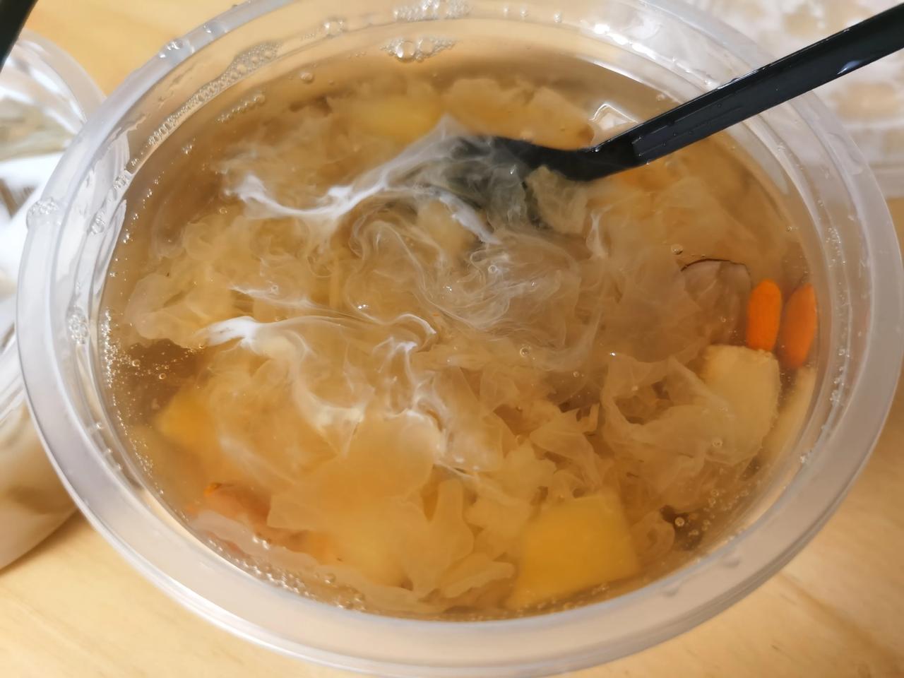 #秋日生活记录# 好久没喝糖水了，晚上小宝贝又叫我买糖水。点了老冰糖雪梨炖银耳羹
