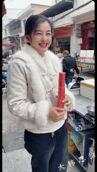 买不起肉，
吃根萝卜补充点维生素吧！