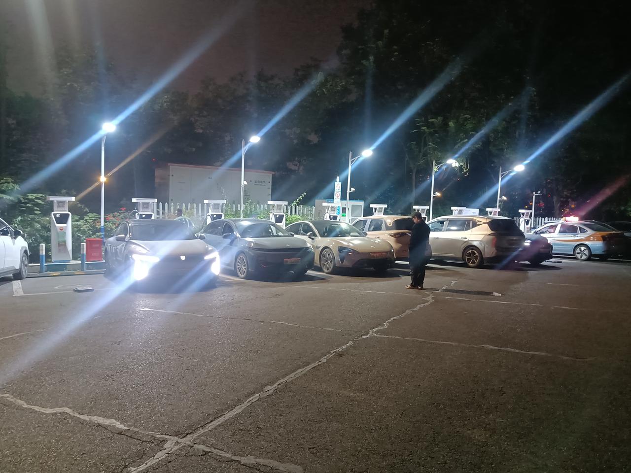 哈哈，都把车停着，插着充电枪等待11点降价。大家开始讨论，0.29元/度的充电站