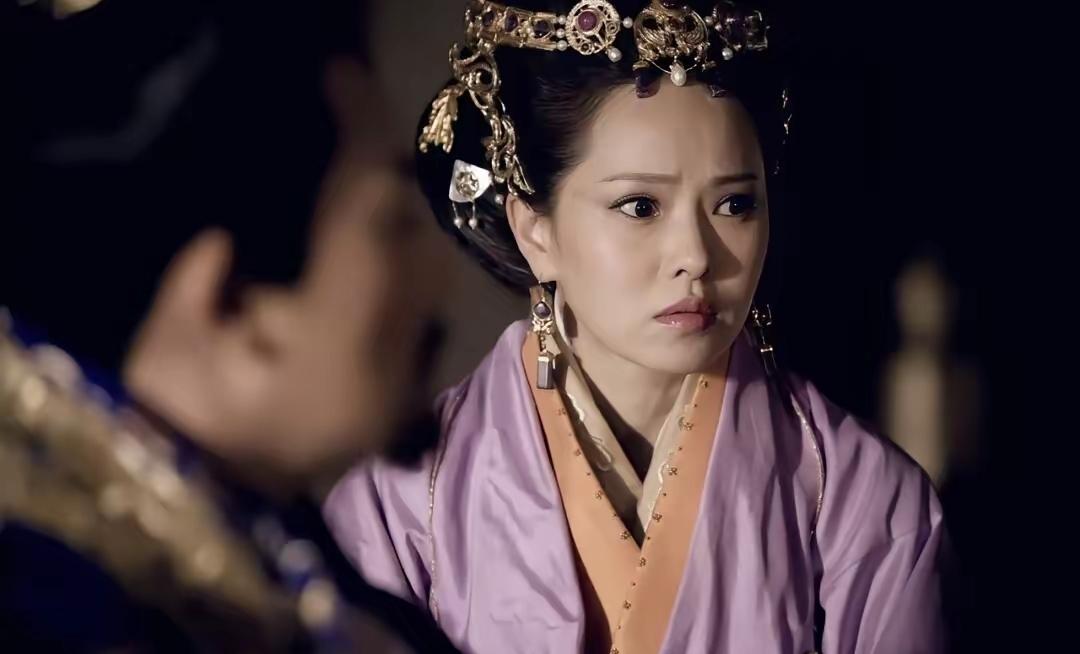 1415年，朱棣召新入宫的小贡女侍寝，发现她早已不是处子。朱棣大怒，一脚将她踹下