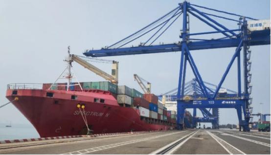 以前印尼的货船去中国送货，必须要绕一个大弯，先去新加坡港，费时费力不说，还让新加