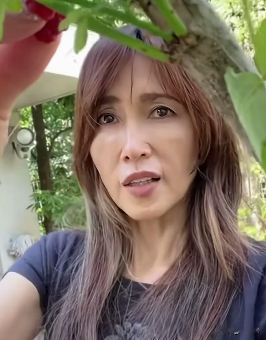 这是小时候听的比较多的一个女明星的，现在有人能不能认出这是谁？女明星