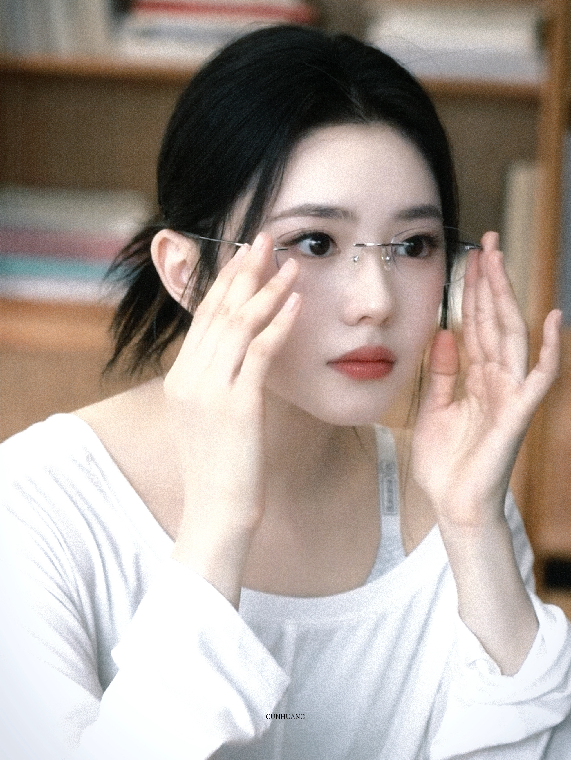 刘浩存无框眼镜 