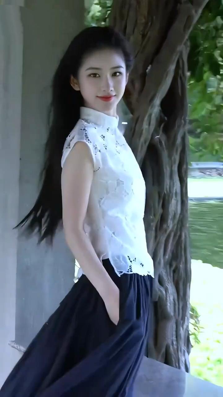黄玉瑶清纯绝美，灵动可人鹅蛋脸精致无瑕，青春活力美少女[比心][送自己一朵花][
